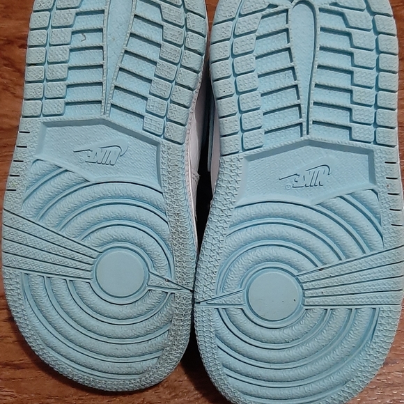 Jordan's 1 toddler size 7c - Picture 5 of 5